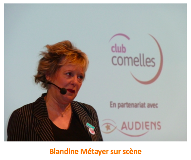 Blandine Metayer joue un extrait de son spectacle Je suis Top pendant la conférence organisée par le Club Comelles